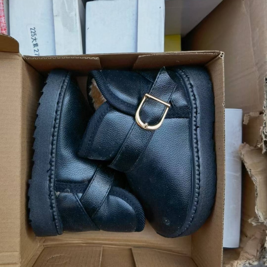 儿童鞋子10000双左右...